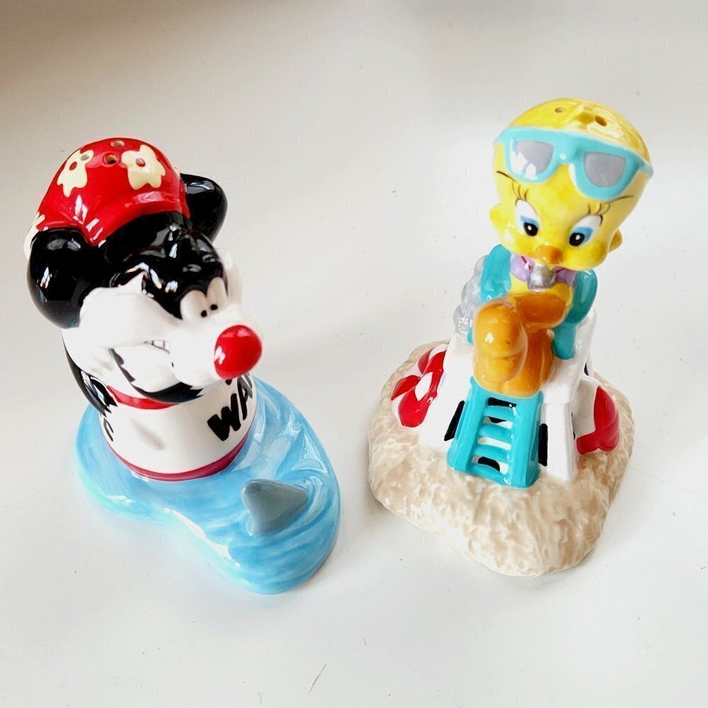 Vintage Warner Bros. 2000 Tweety Bird Sylvester Beach Sea Salt Pepper Shakers